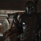 Imagen para el artículo titulado Internet se cachondea de The Mandalorian después de que un hombre en vaqueros se cuele en una escena